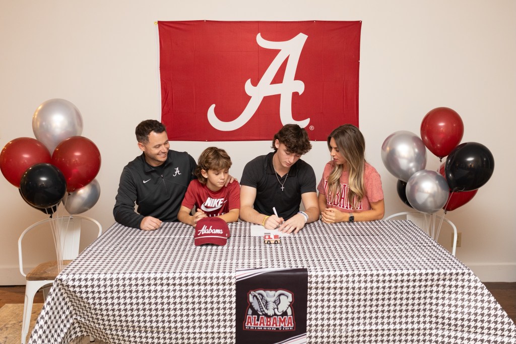 Ariston Veasey Signs NLI To Play Baseball At The University of&nbsp;Alabama